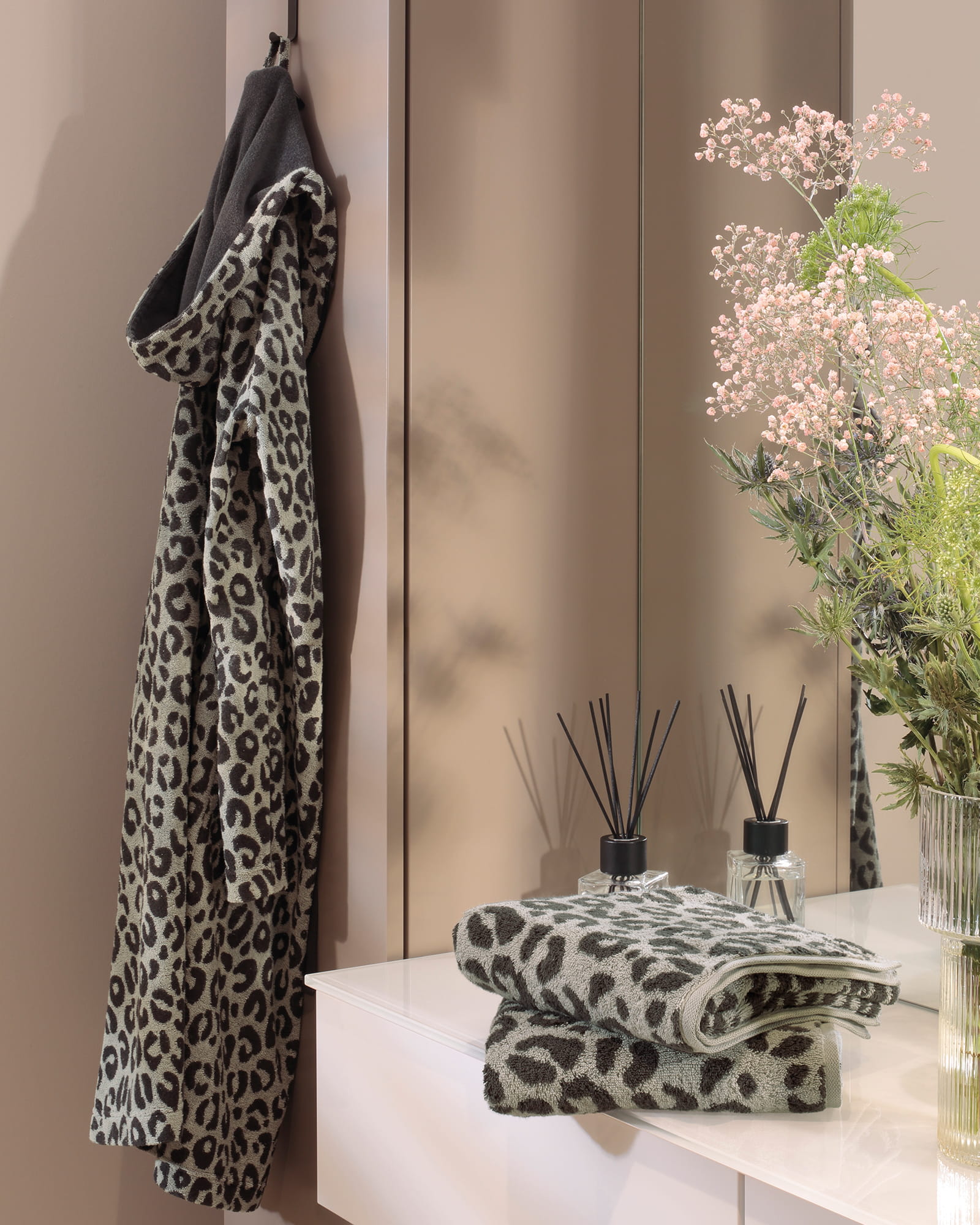 Cawö Home Bademäntel Damen Kurzmantel mit Kapuze Leo 851 basalt - 77